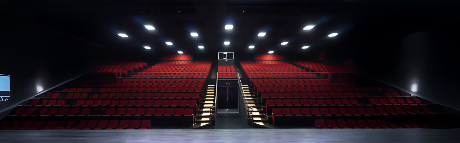 Auditorio del Majestic visto desde el escenario con butacas rojas y luces encendidas